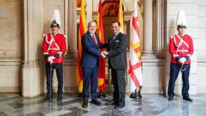 El embajador de India en España, Dinesh Patnaik, con el alcalde de Barcelona, Jaume Collboni