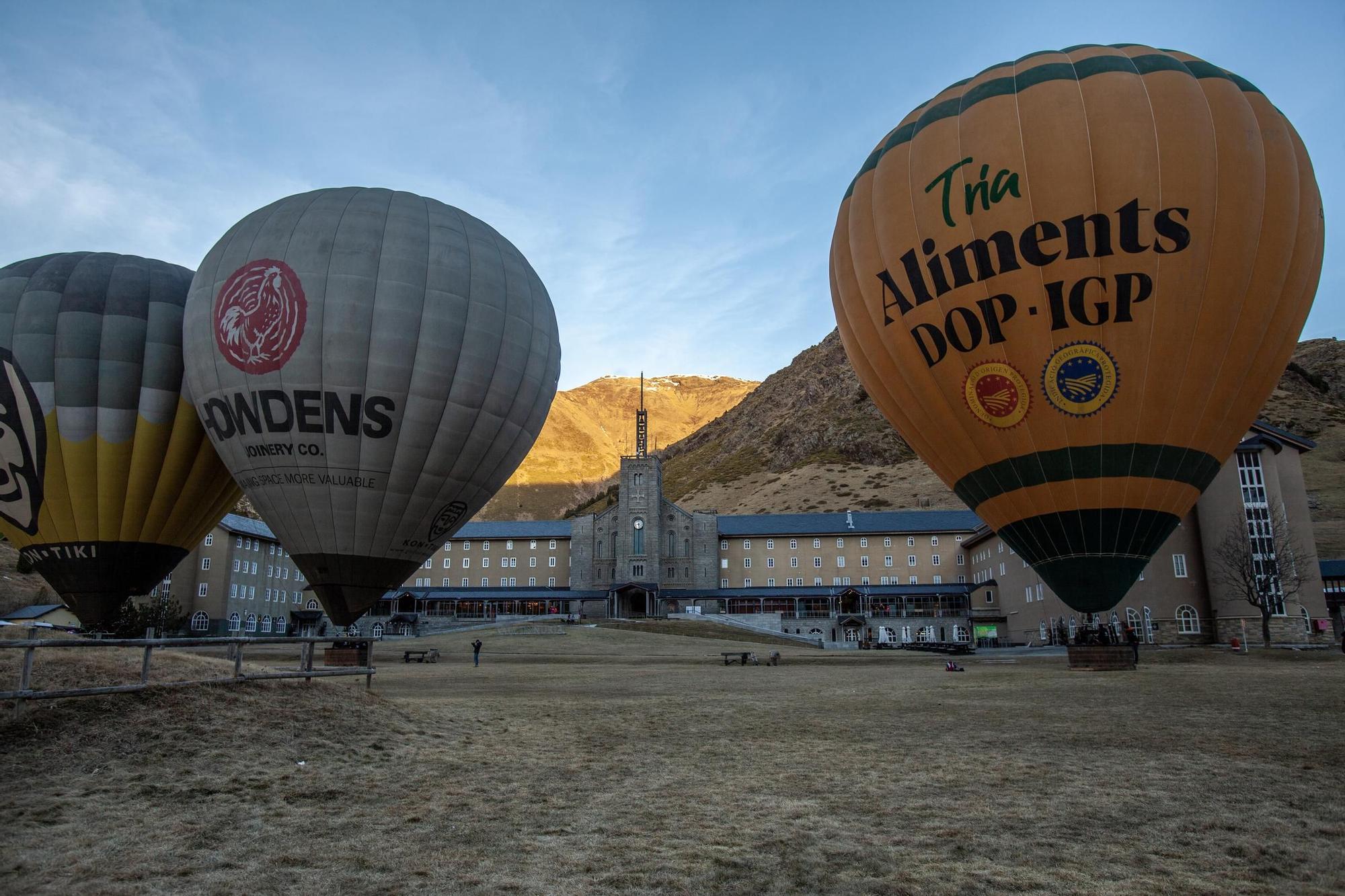 Cinc globus aerostàtics s'enlairen per primer cop de la Vall de Núria