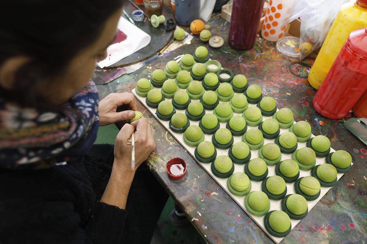 Els detalls de les peces els pinten a mà.