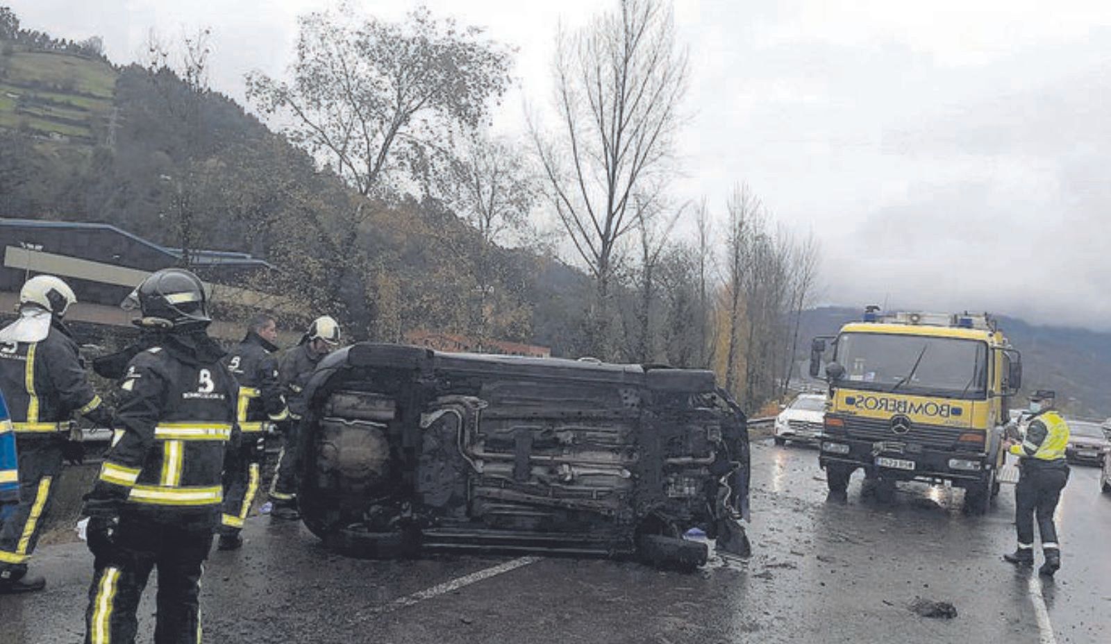 El coche volcado en la Autovía de la Plata, a la altura de Mieres. | SEPA 