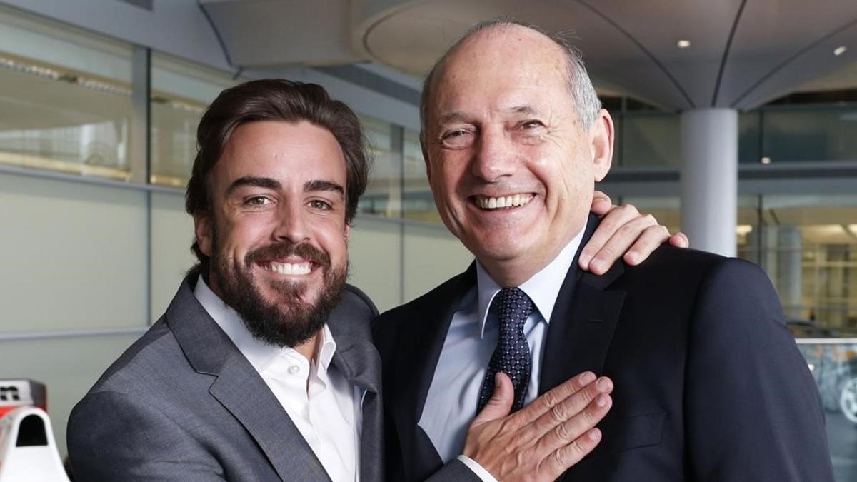 Fernando Alonso y Ron Dennis, en la sede de McLaren.