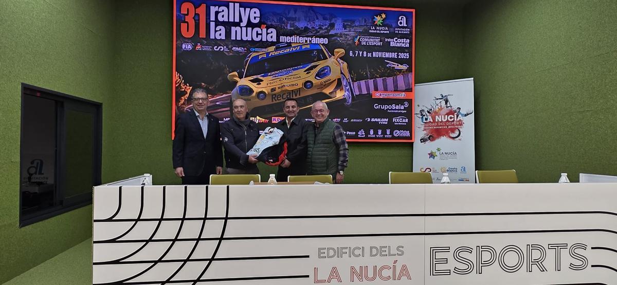 El alcalde de la Nucía, Bernabé Cano, entregó el mono oficial de Mikkelsen a Joaquín Mora Ivorra.