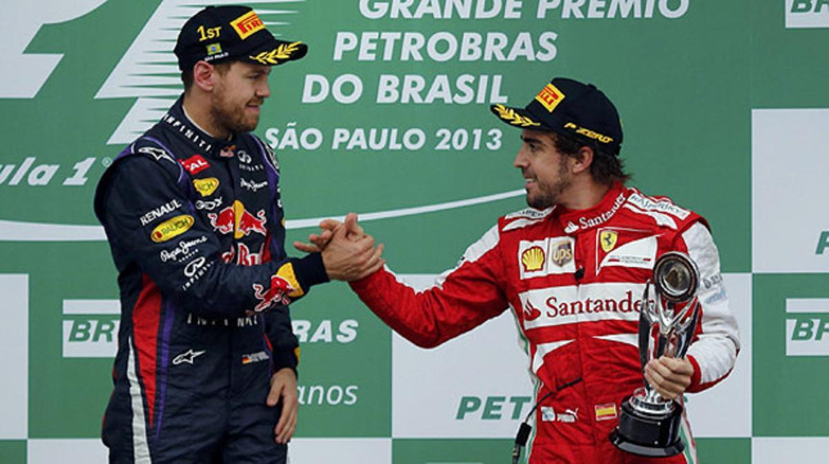 Fernando Alonso, tercer a Brasil, felicita Sebastian Vettel per la seva victòria Fernando Alonso, tercer a Brasil, felicita Sebastian Vettel per la seva victòria