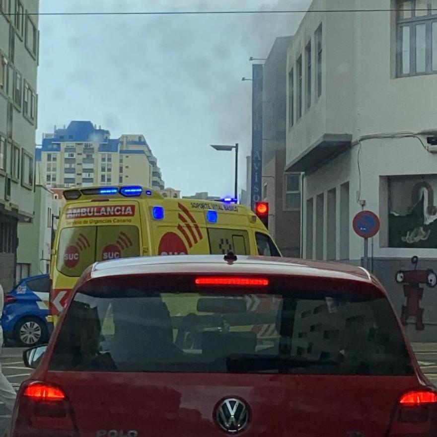 Voraz incendio en un edificio de la calle Salamanca de Santa Cruz de Tenerife