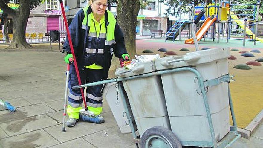 María Jesusa Simón, ayer, durante su jornada laboral en Cangas de Onís.