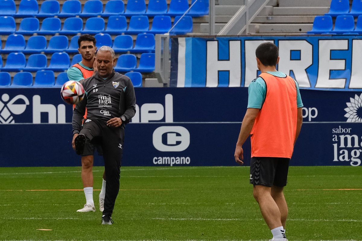 Baño de masas en el entrenamiento del Málaga CF