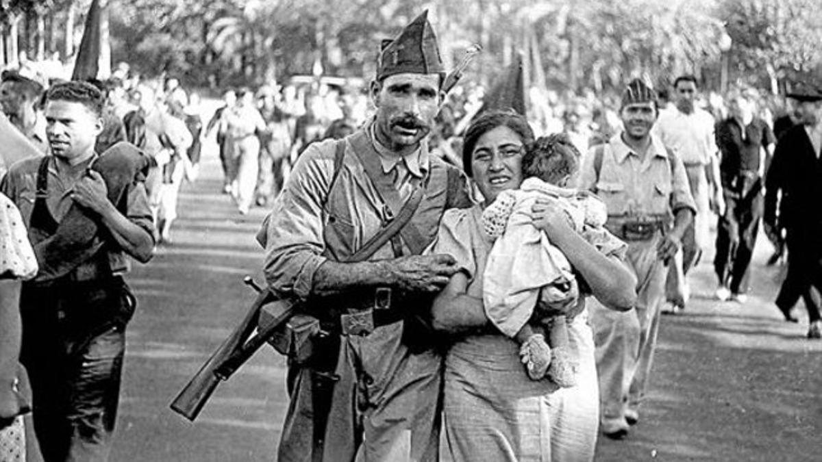 EL ADIÓS 3 Un miliciano se despide de su esposa e hijo antes de partir al frente de Aragón, en julio de 1936.