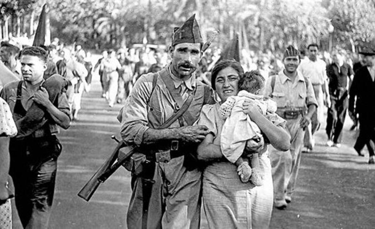 L’ADÉU 3 Un milicià s’acomiada de la dona i el fill abans de partir al front d’Aragó, el juliol del 1936.