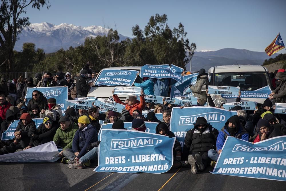 Una acció del Tsunami Democràtic talla l'AP-7 a la Jonquera