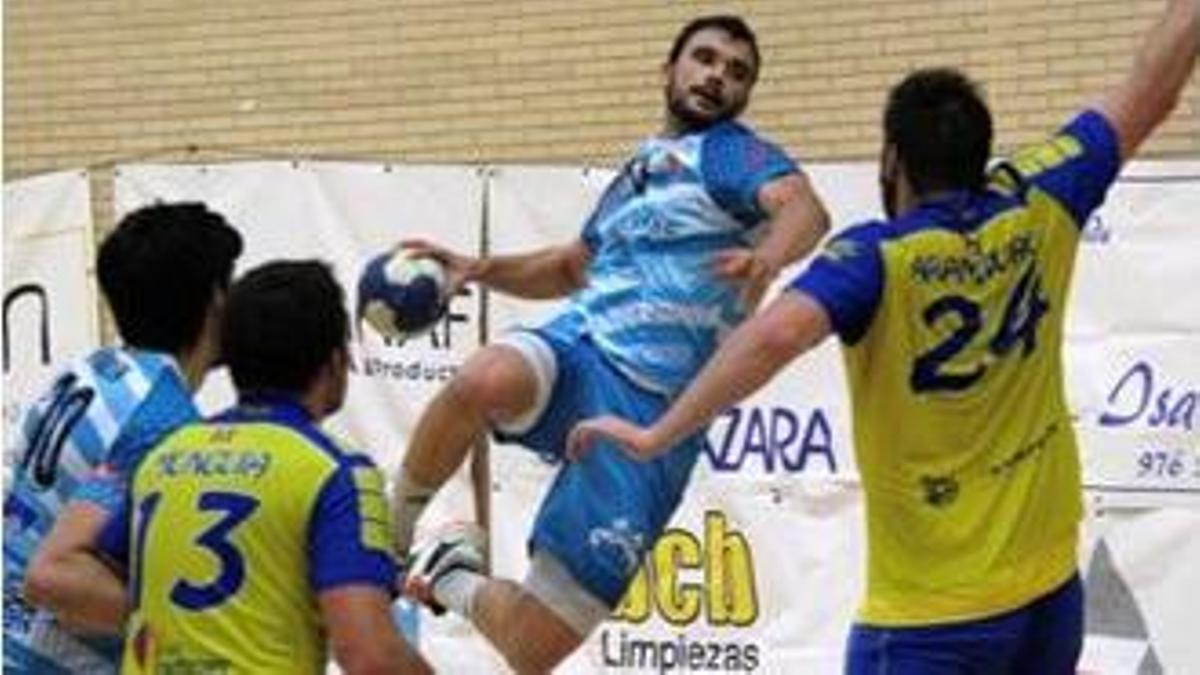 Jorge Ortega lanza ante la oposición de un jugador de Trapagarán en la jornada pasada.