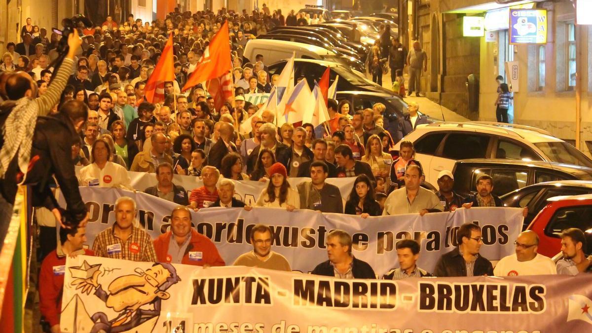 Cientos de personas recorren las calles de Marín en 2013 en apoyo a los marineros de la flota cefalopodera gallega.