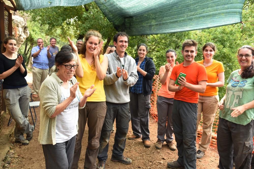 Fotos de la campanya d'excavacions d'enguany a les coves de les Teixoneres de Moià. S'hi han trobat tres dents de neandertal, una d'adult.