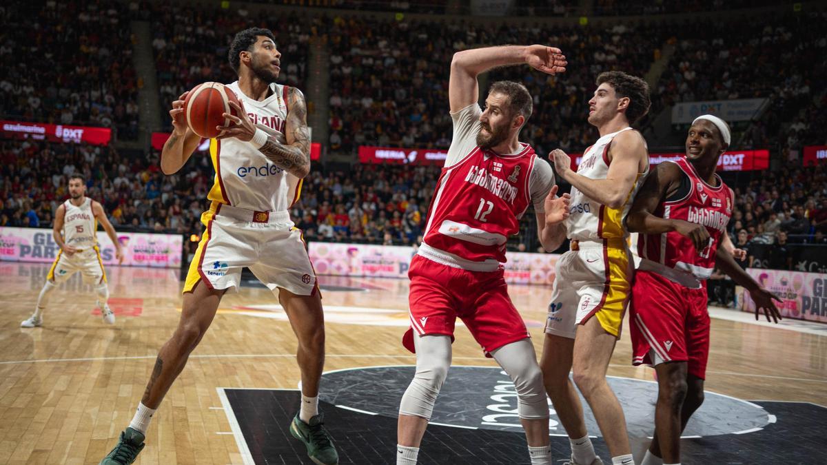 Izan Almansa, con el balón durante el partido España-Georgia