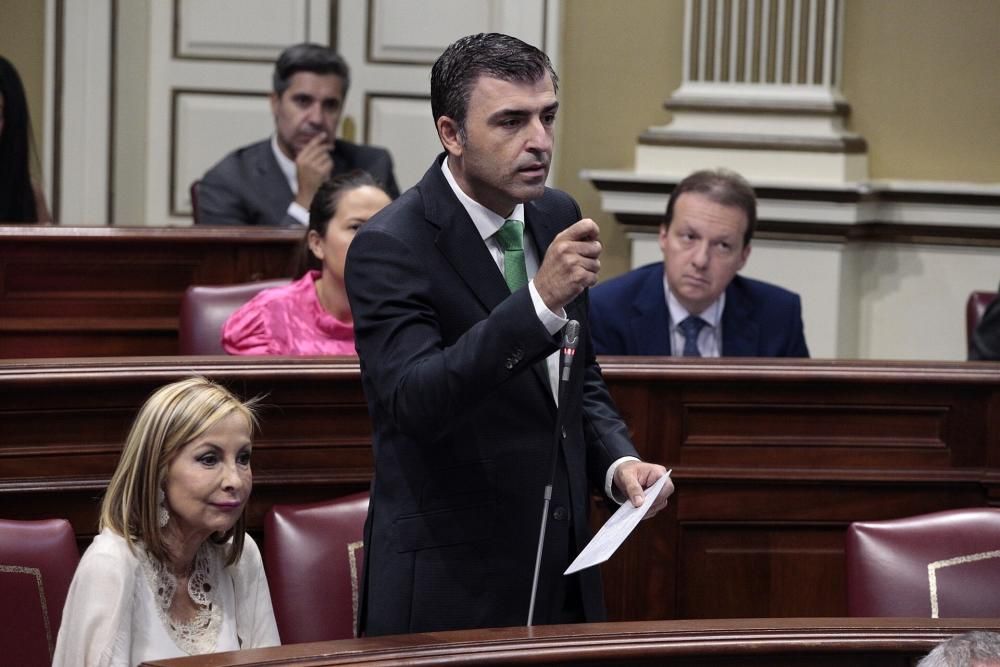 Pleno en el Parlamento de Canarias