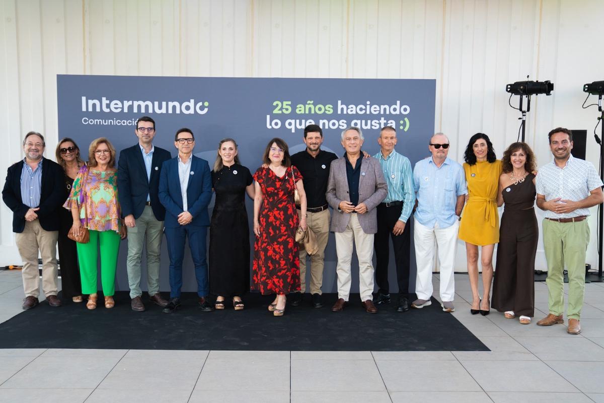 Gran representación de la UA: Francisco Torres, María Martín, Esther Algarra, Luis Martínez, Julio García, Ana Hernández, Amparo Navarro, David Cerdán, Juan Mora, Juan Llopis, José Miguel Sempere, María Vilaplana, Virginia Aceituno y Raúl Ruiz.