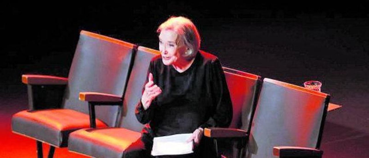 Núria Espert, ayer, en el escenario del teatro Jovellanos. | Marcos León