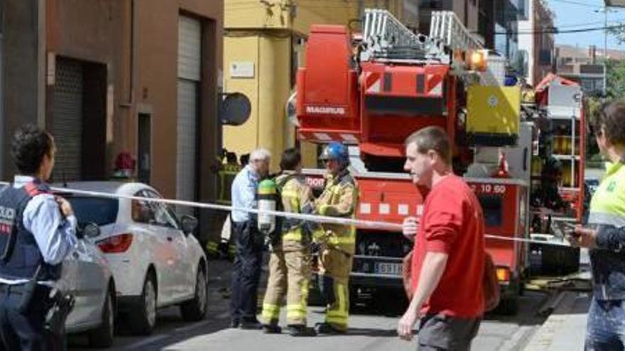 Una dona resulta ferida en un incendi en una casa a Figueres