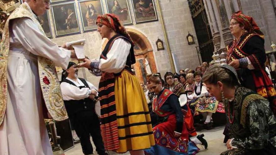 Un momento del ofertorio durante la misa castellano-leonesa.