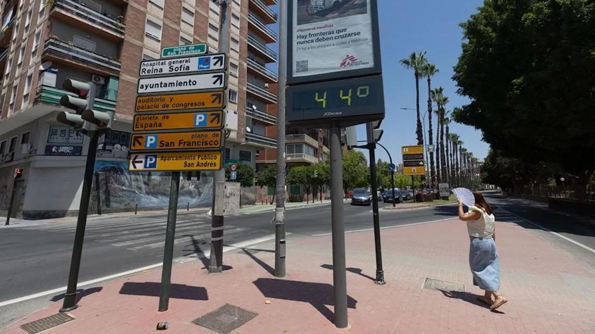 Un termómetro del malecón de Murcia marca 44 grados este verano.
