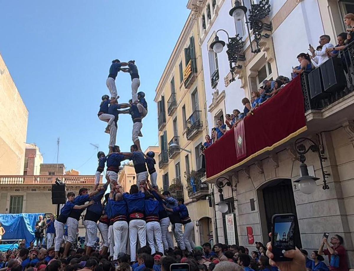 La plaça de la Vila de Gràcia es rendeix als castells