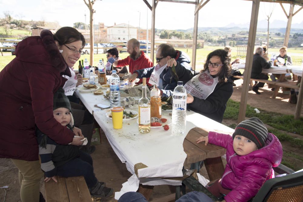 Famílies vingudes d''arreu de la Catalunya central i també de fora comparteixen àpat amb Manresa amb productes de la terra