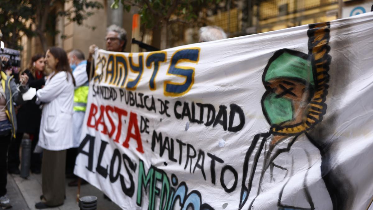 Una marea de madrileños inunda la calle en favor de la sanidad  pública