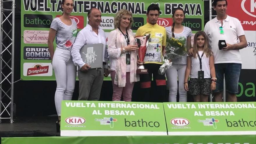 Eugenio Sánchez, con el maillot de ganador de la Vuelta Internacional al Besaya