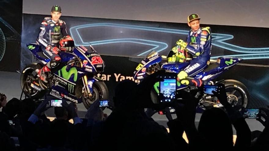 Rossi elogia a Viñales en la presentación del equipo Movistar-Yamaha