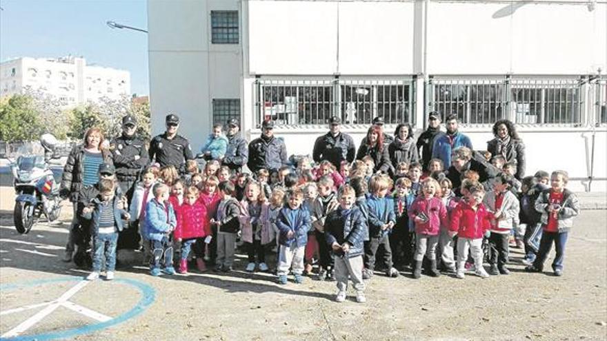 La Policía Nacional visita a alumnos del Colegio Fernán Pérez de Oliva