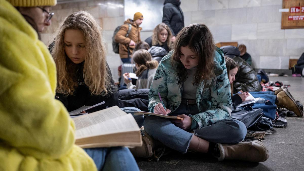 Estudiants duen a terme les seves tasques escolars a l&#039;interior d&#039;un metro de Kíiv que fan servir com a refugi