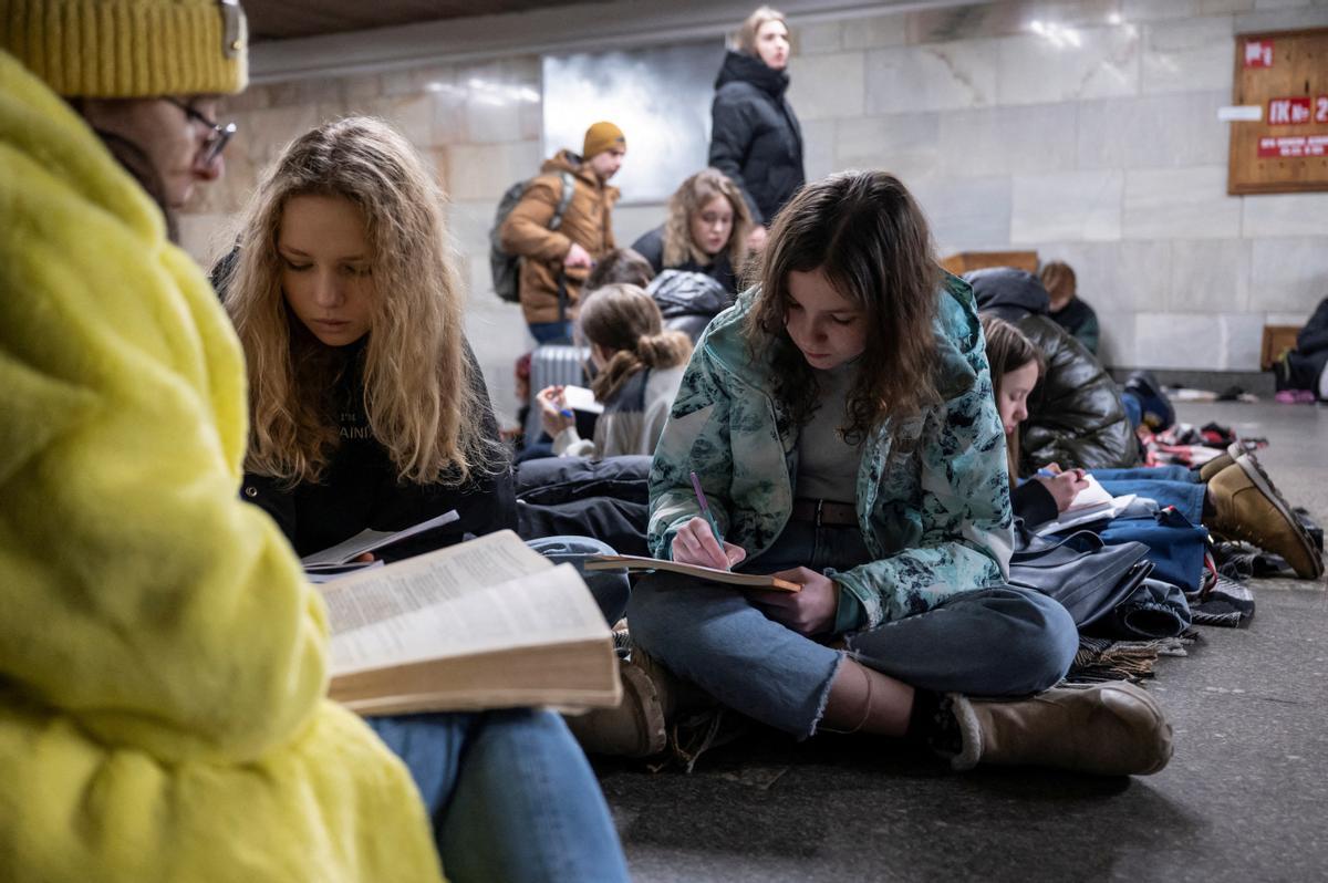 Estudiants duen a terme les seves tasques escolars a l'interior d'un metro de Kíiv que fan servir com a refugi