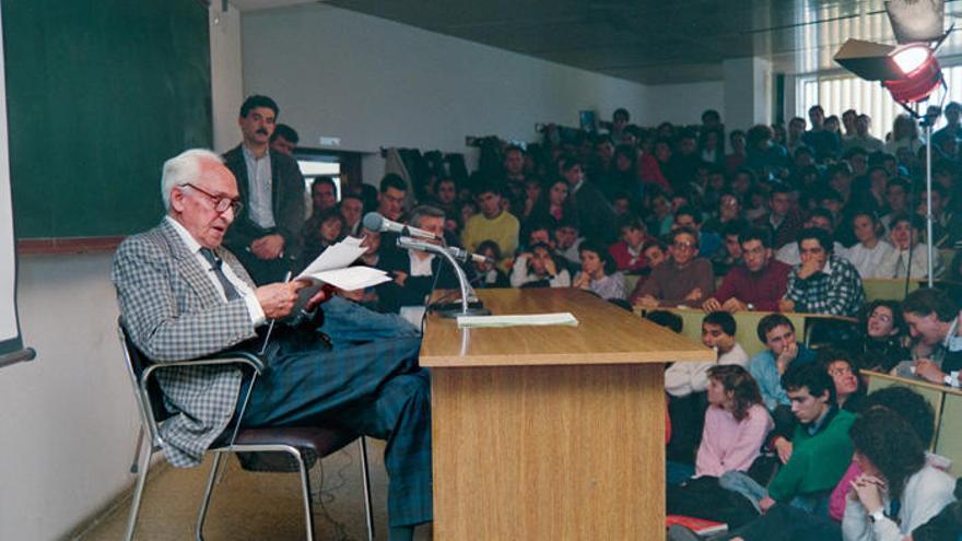 Severo Ochoa volvió a Málaga en  1989. Aquí le vemos dictando una conferencia en la Facultad de Ciencias de Málaga.