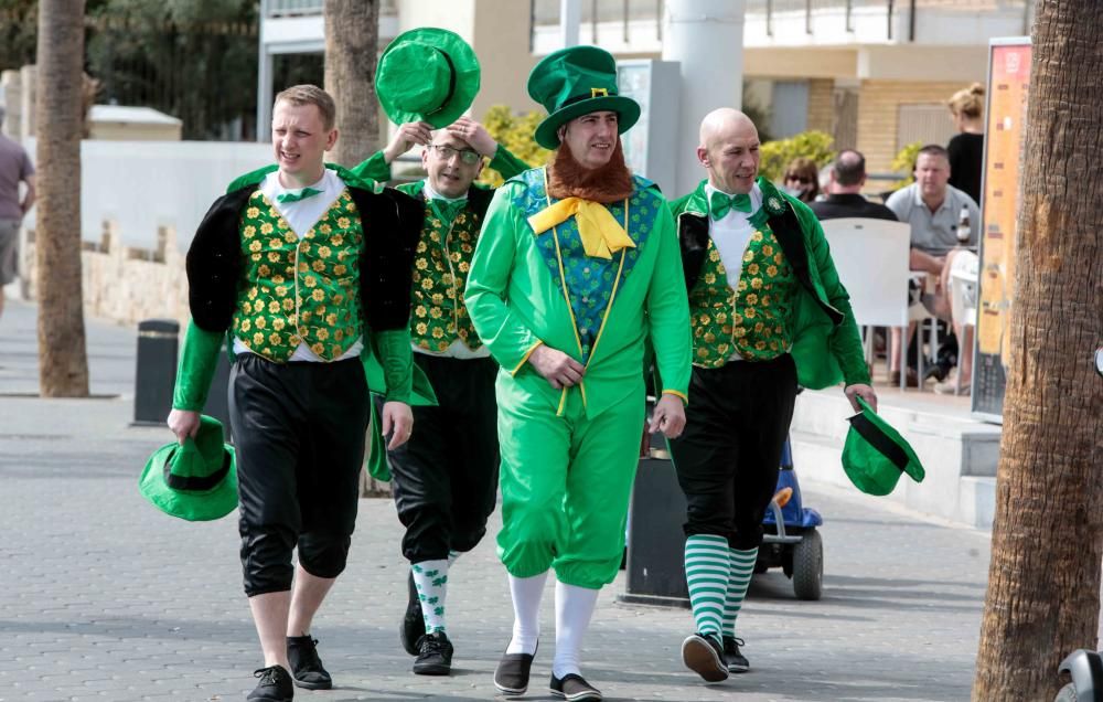 Las calles de la zona de pubs ingleses se tiñen de una marea verde que, como es tradición, conmemora esta fiesta irlandesa por todo lo alto