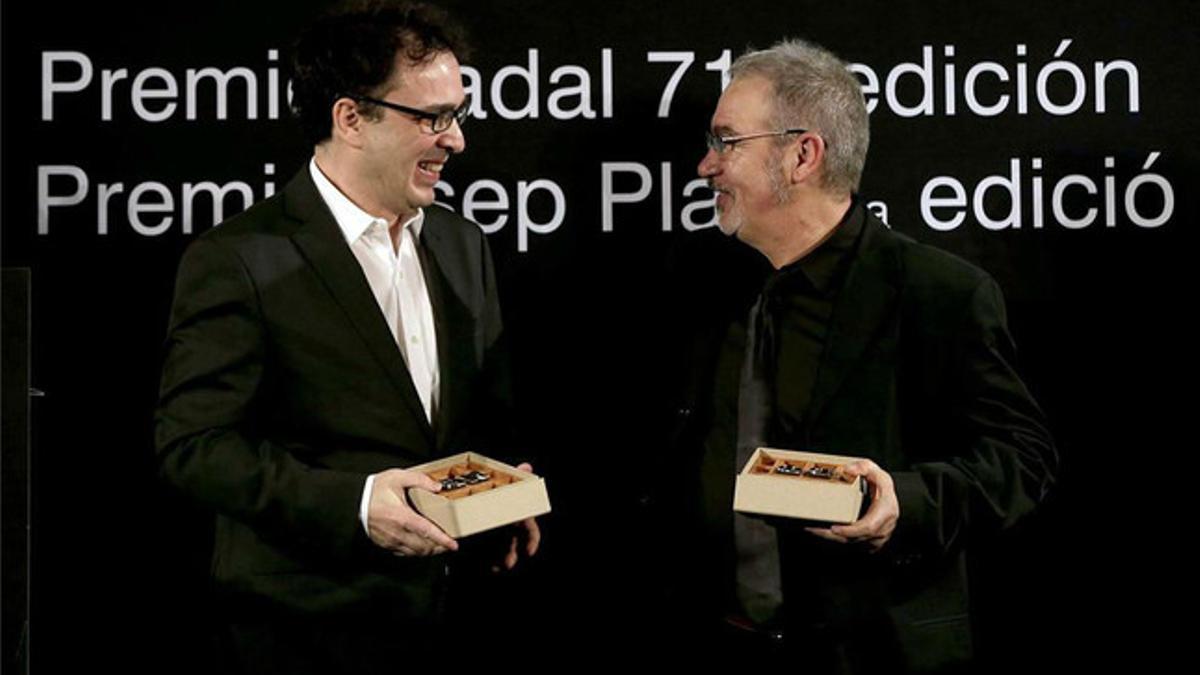 Vales (izquierda) y Carranza, tras recoger los premios Nadal y Pla, respectivamente