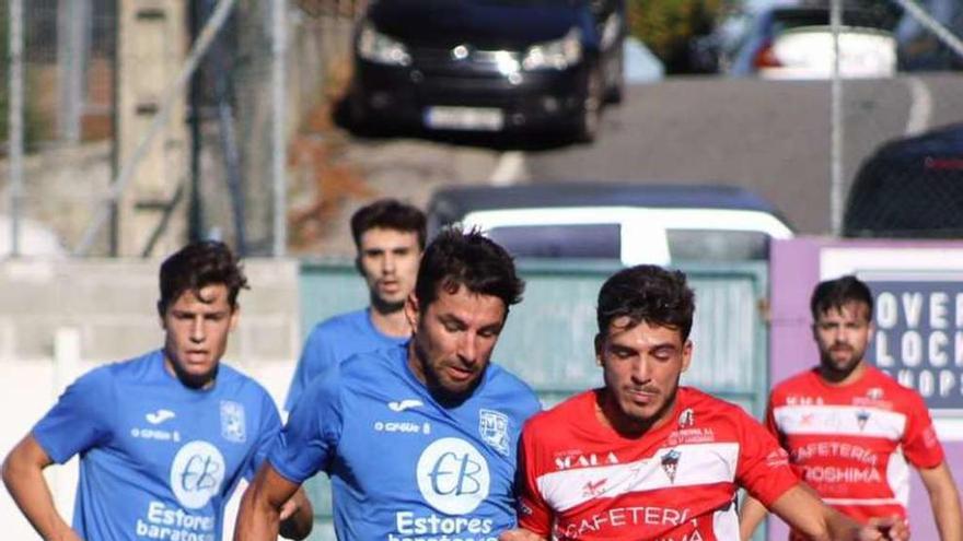 Una disputa en el partido disputado ayer en O Grove. // Muñiz