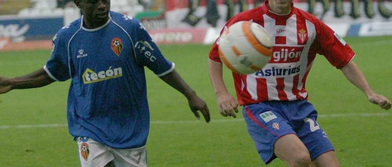 Dorado pelea un balón ante el jugador del Ciudad de Murcia Kome en 2005.