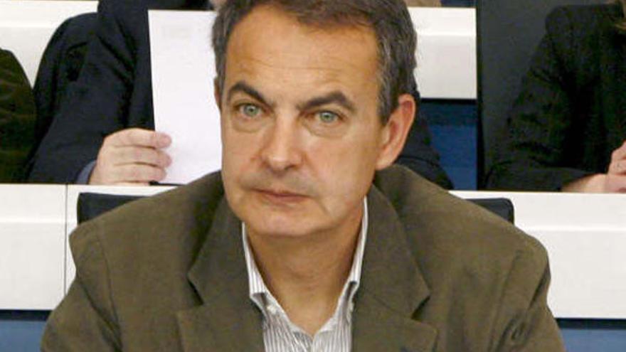 El presidente del Gobierno, José Luis Rodríguez Zapatero (c), durante la reunión hoy del Comité Federal del PSOE que tiene que aprobar la candidatura socialista a las elecciones europeas.