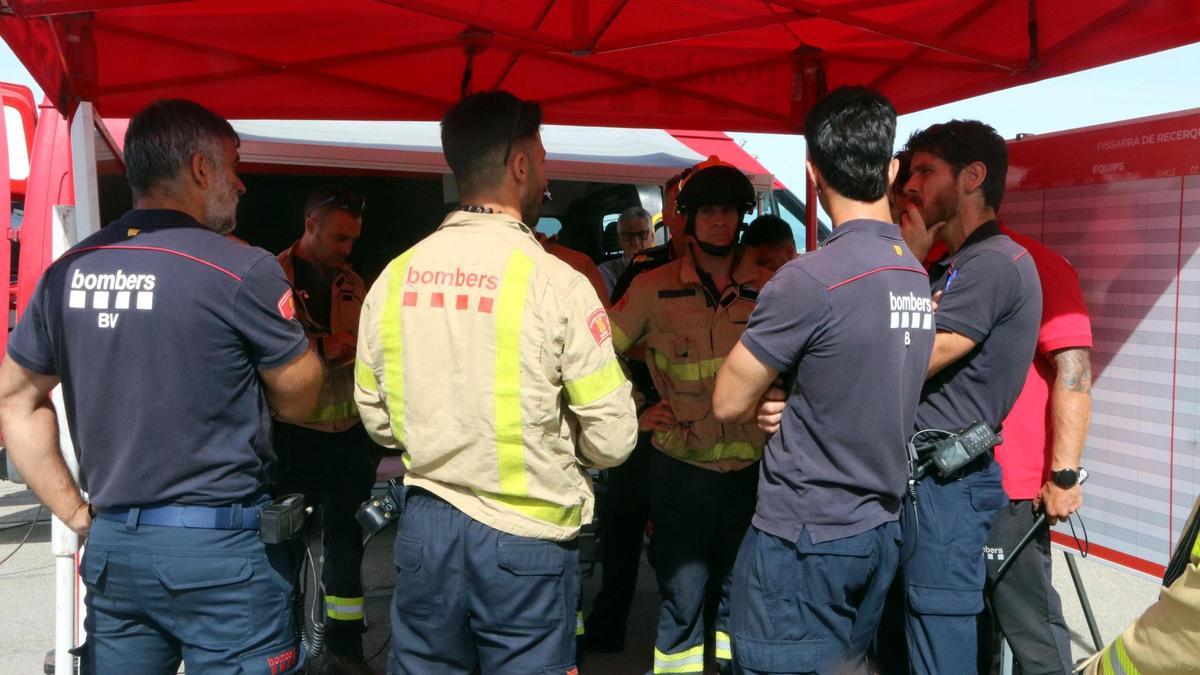 Els efectius d'emergències reunits al punt de coordinació.