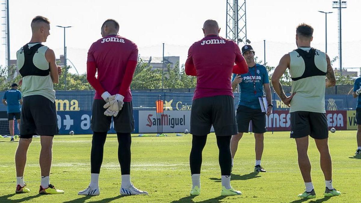 Emery conversa con sus jugadores en la previa del Villarreal-Atlético