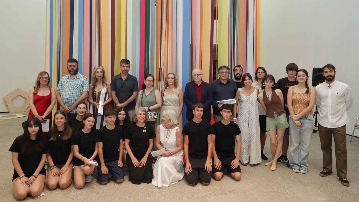 Los equipos de «As Pegas», «Diseñatas» y «Escóitasme»  junto al director del MARCO, Miguel Fernández-Cid (centro), ayer, en la inauguración.