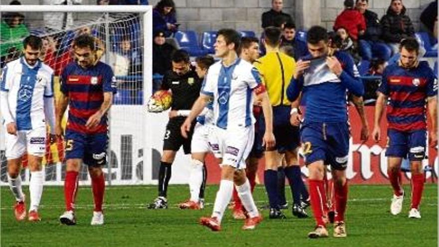 De los Reyes, Benja i Masó marxen capcots cap al vestidor després de la derrota contra el Leganés (0-1).