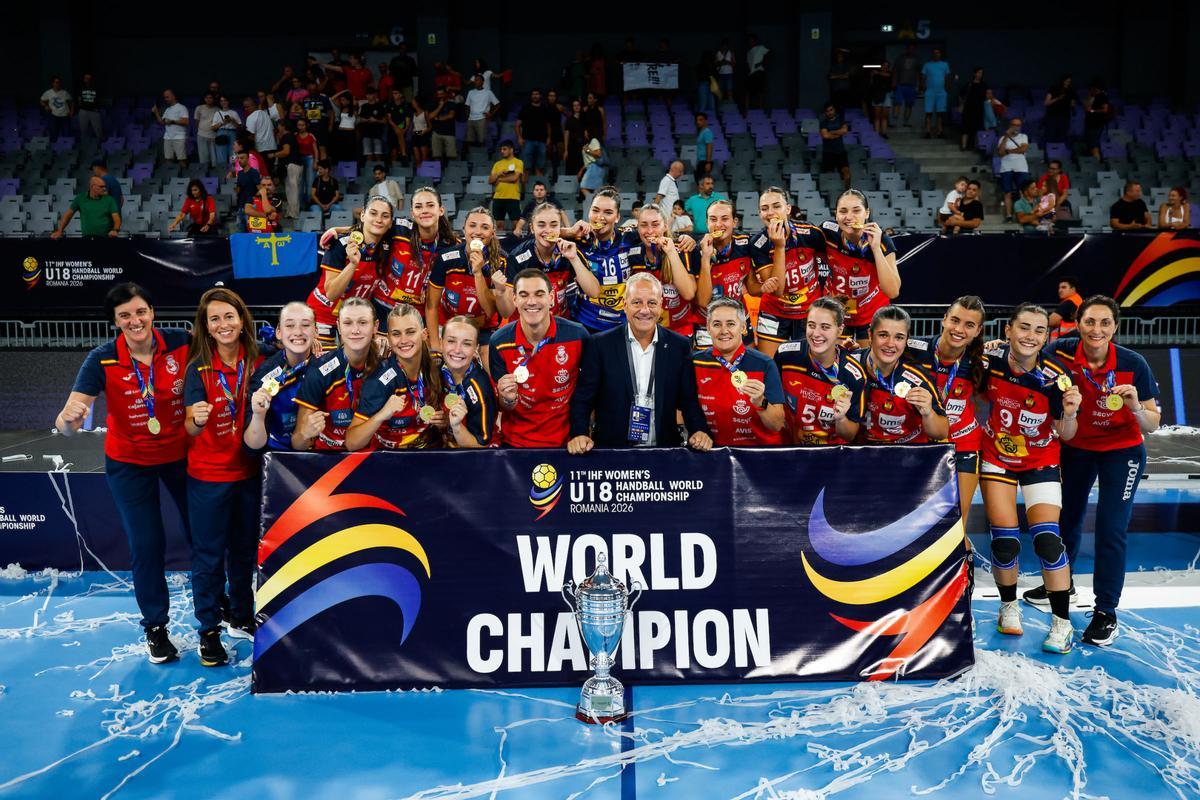 La selección española femenina sub-18 celebra el título del Campeonato del Mundo de balonmano juvenil, con la Laura Ferrer, deportista de Segorbe.