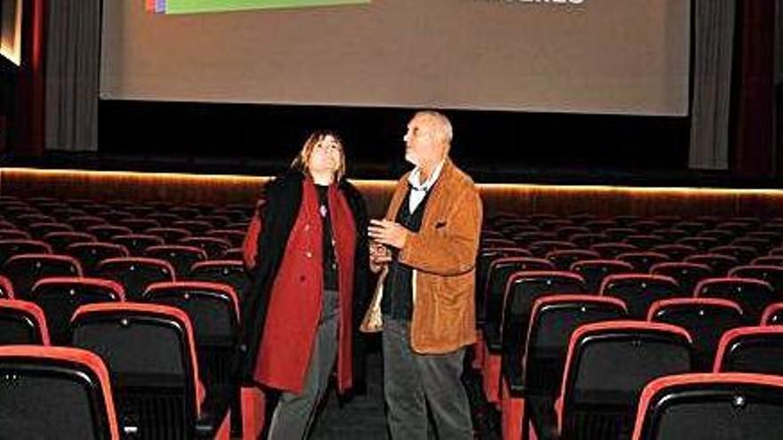 Agnès Lladó i Víctor Lafuente, en una de les sales del cinema Las Vegas, ahir.