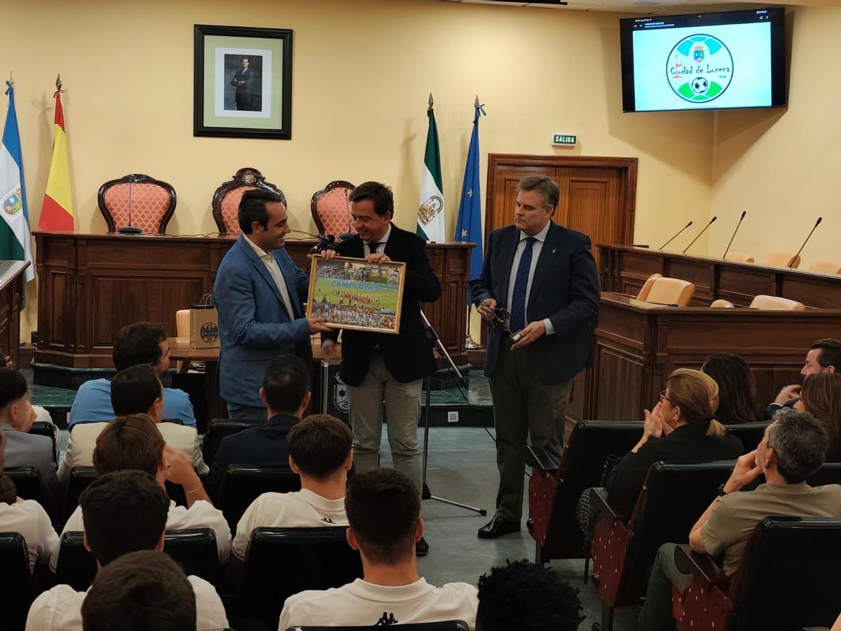 Jorge Torres, presidente del Ciudad de Lucena, recibe obsequios por el ascenso en el Ayuntamiento de Lucena.