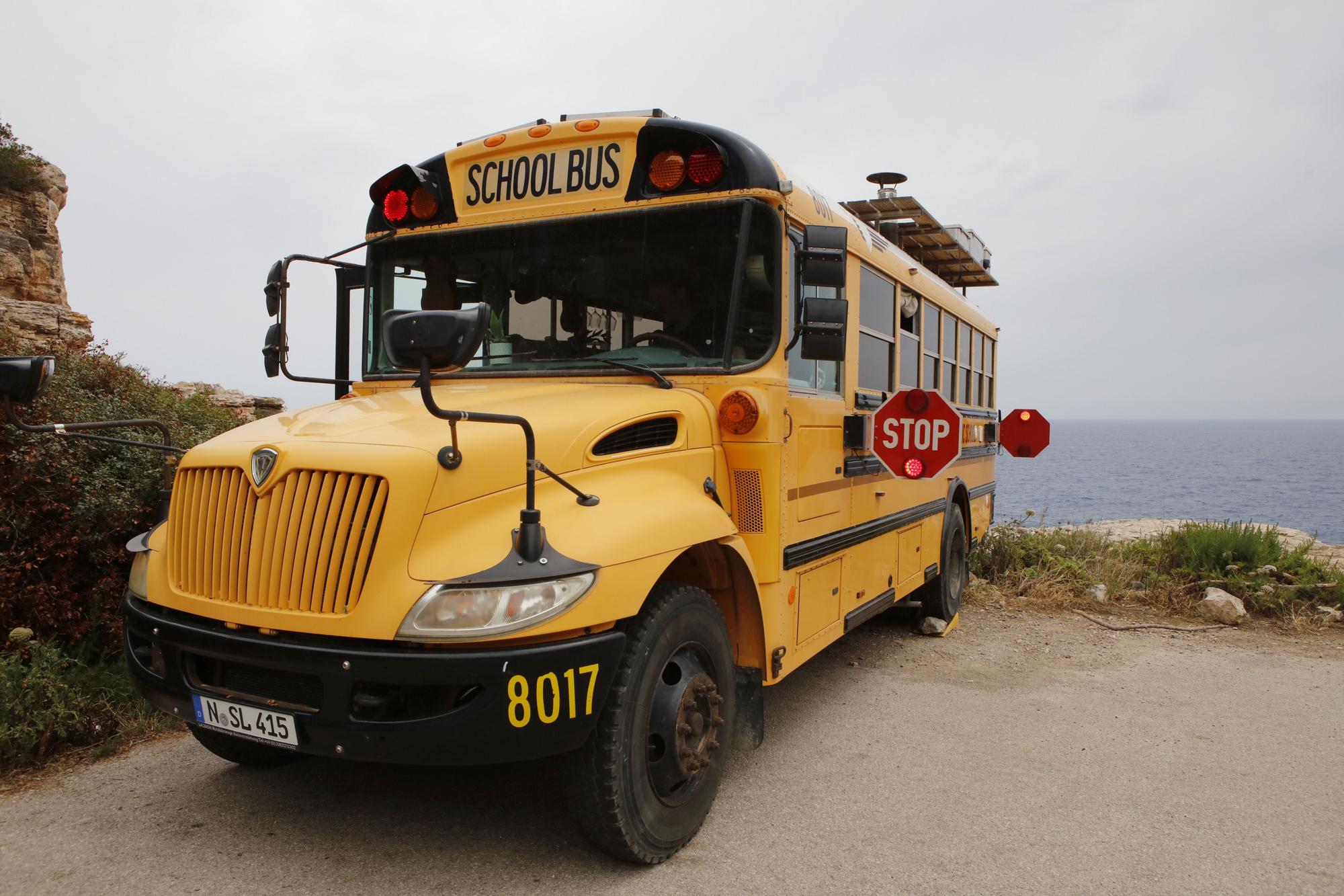 MIt einem zum Wohnwagen umgebauten Schulbus unterwegs auf Mallorca