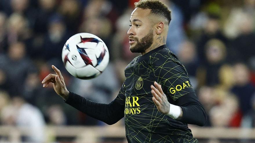 Neymar controla un balón durante el partido en Mónaco. // REUTERS