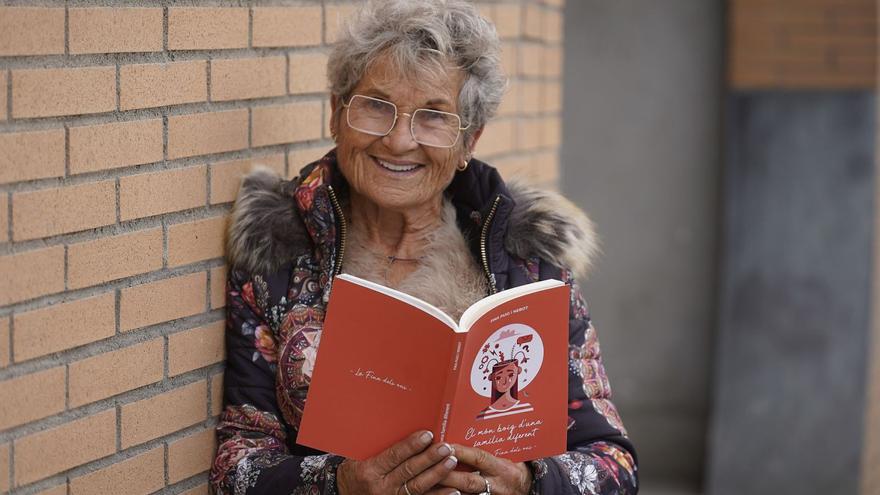 La veïna de Porqueres, Fina Puig, acaba de publicar el llibre «El món boig d’una família diferent». | MARC MARTÍ