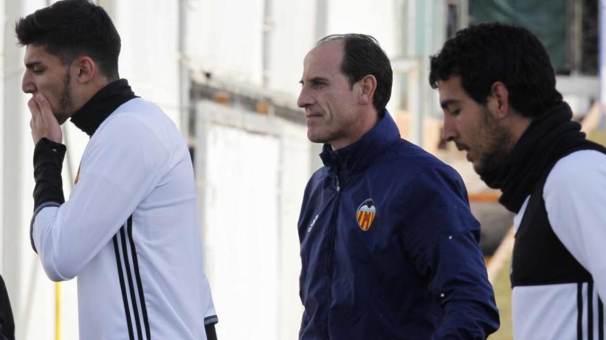 Voro González, ayer en el entrenamiento matinal del Valencia, junto al canterano Rafa Mir y el capitán Dani Parejo.