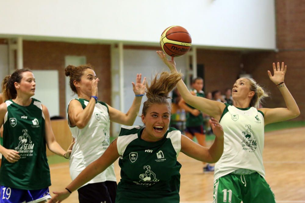 La V edición de la Liga Femenina GEAM arrancó en el Pabellón de Los Guindos de la capital con gran entusiasmo y se prolongará hasta el viernes con más de 200 jugadoras repartidas en 16 equipos