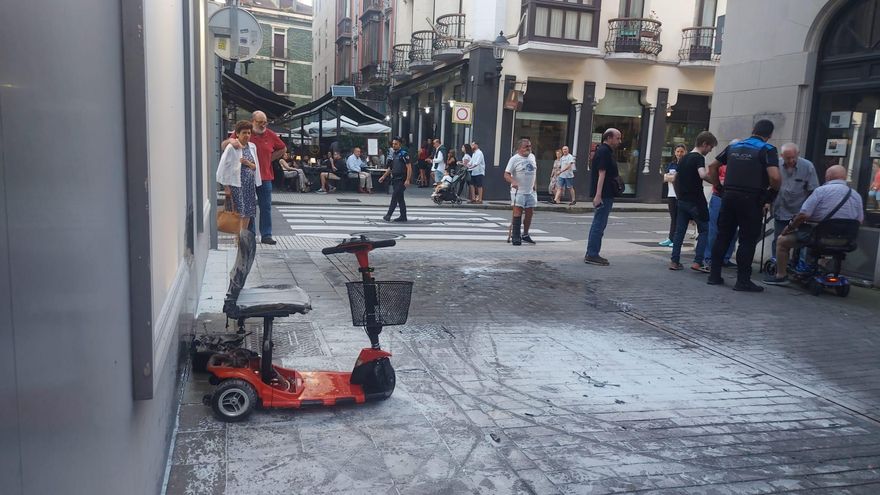 Alarma en Gijón: explota la batería de una silla de ruedas eléctrica de un hombre de 88 años